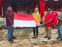 Warga Tulin Onsoi Dapat Bantuan Bendera Merah Putih