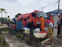 Tim Perumda Tirta Taka, BPBD, dan Pemadam Kebakaran Kembali Turun Bagi-bagi Air Bersih ke Warga