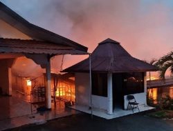 Rumah Dinas Kapolda Papua Ludes Terbakar, Terdengar Teriakan & Ledakan