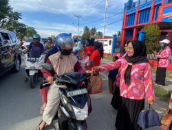 Jumat Berkah, KKSS Kaltara Bagi-bagi Takjil di Tanjung Selor 
