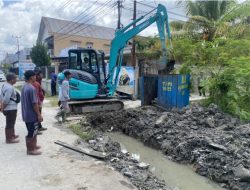 Dinas PUPR Bulungan Keruk Drainase Jalan Durian 