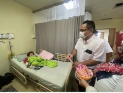 HUT Kemerdekaan, Direktur RSUD Jusuf SK Berbagi Balon dan Cokelat ke Pasien Anak 