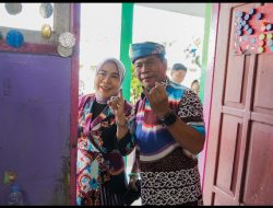 Gubernur Kaltara Bersama Istri Salurkan Hak Pilih di TPS 34 Tanjung Selor 