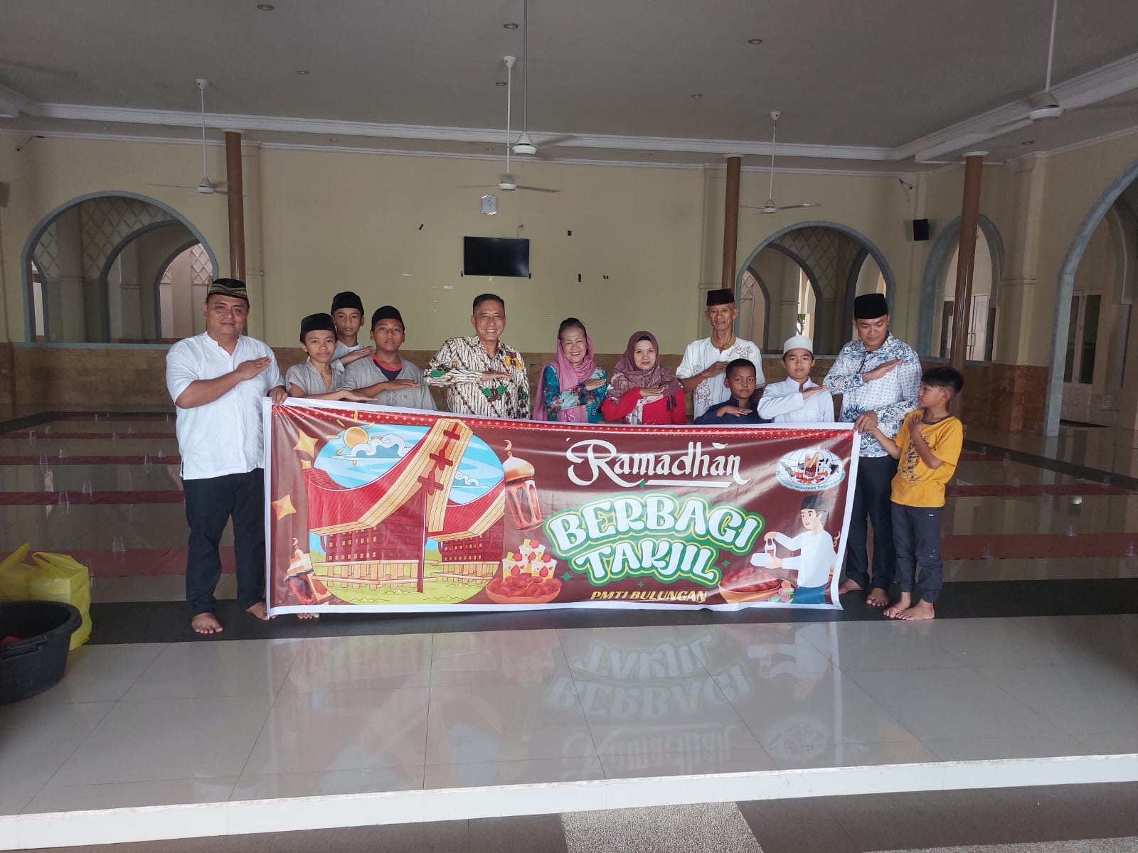 PMTI Bulungan Berbagi Takjil untuk Jemaah Masjid Agung dan RSUD Tanjung Selor 