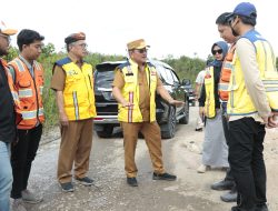 Tinjau Akses Infrastruktur, Wagub Harapkan Kontribusi Perusahaan Perbaiki Jalan Rusak
