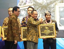 Komitmen Tingkatkan Pelayanan Publik, Gubernur Zainal Raih Penghargaan SPM Awards 2025