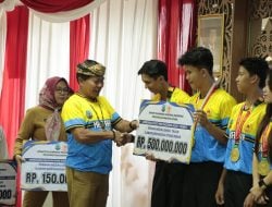 Gubernur Serahkan Bonus Atlet Peraih Medali PON XXI Aceh-Sumut